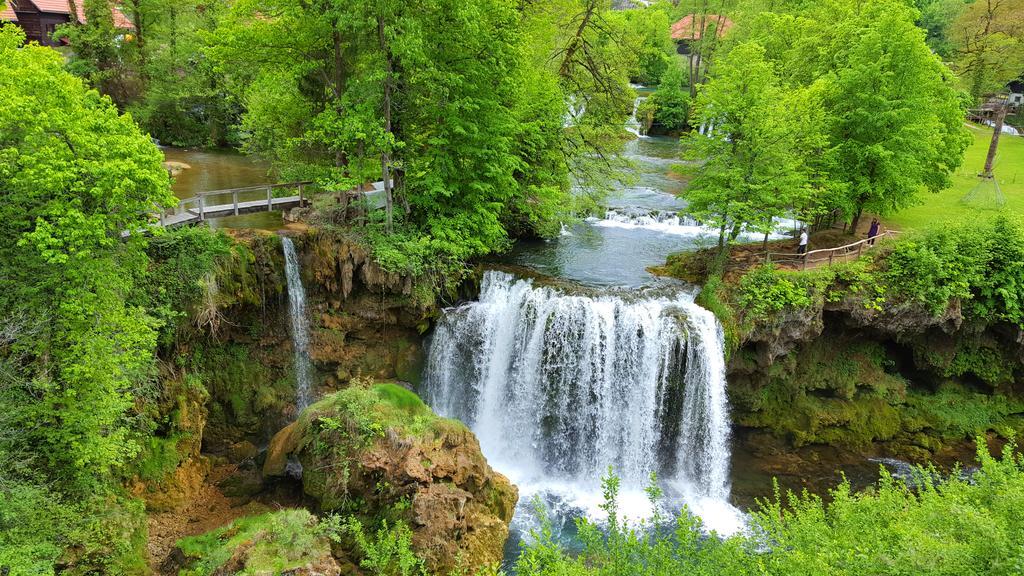 Pansion Park Panzió Szluin Kültér fotó