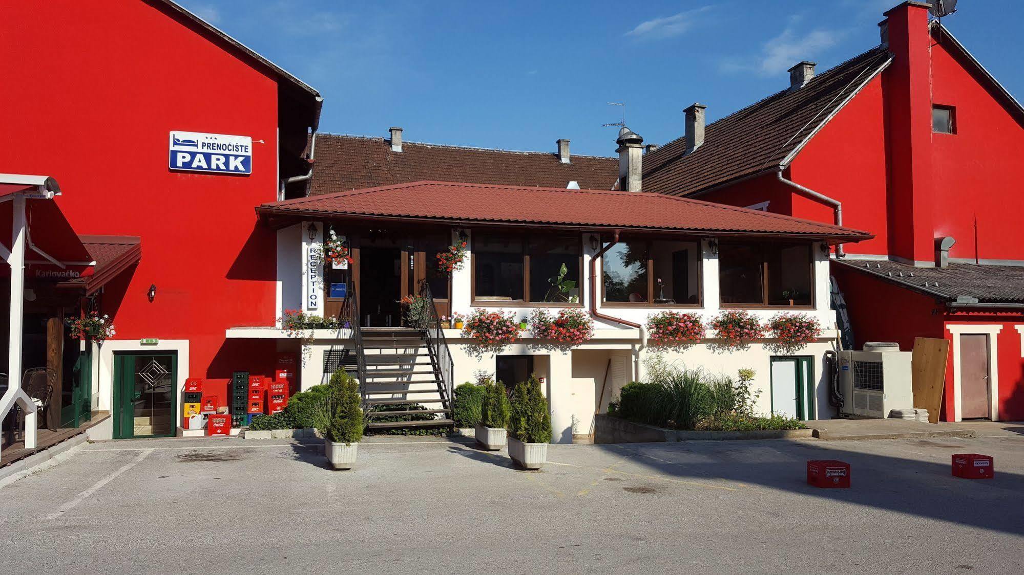 Pansion Park Panzió Szluin Kültér fotó
